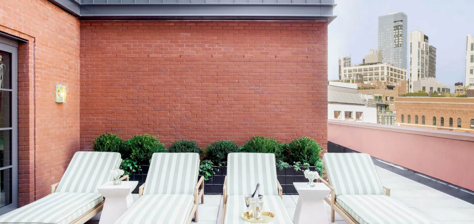 Espace détente sur la terrasse du Fouquet's Penthouse de l'hôtel Fouquet's New York