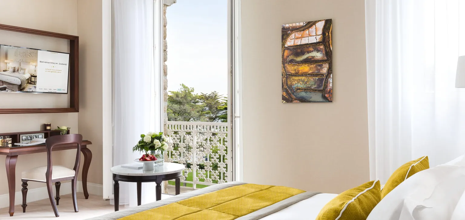 Coin nuit avec bureau de la chambre prestige mer de l'hôtel Le Royal La Baule