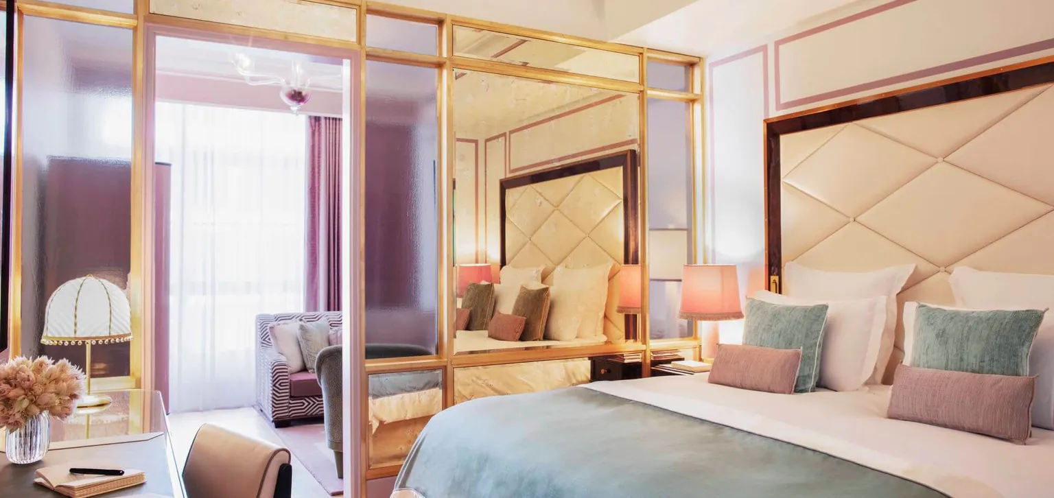 Coin de nuit la Junior suite prestige au Fouquet's Paris