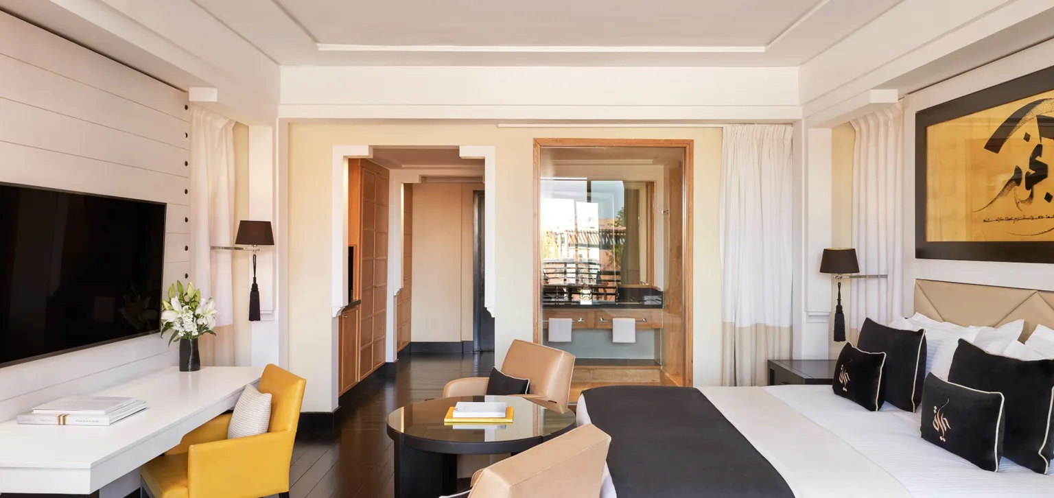 chambre et salle de bain de la chmabre deluxe de l'hôtel le Naoura à Marrakech