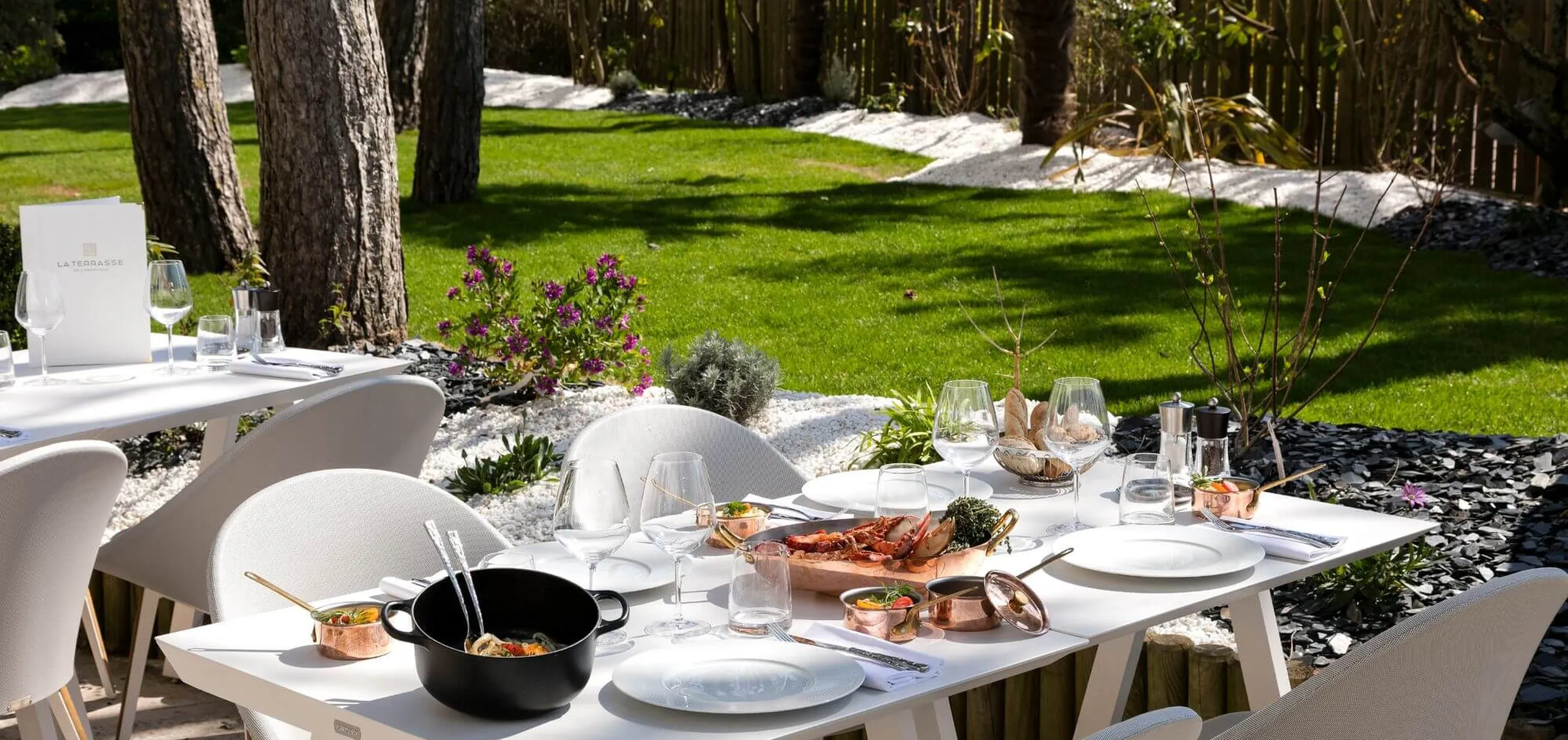Table extérieure au restaurant La Terrasse
