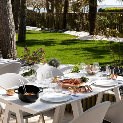 Table extérieure au restaurant La Terrasse
