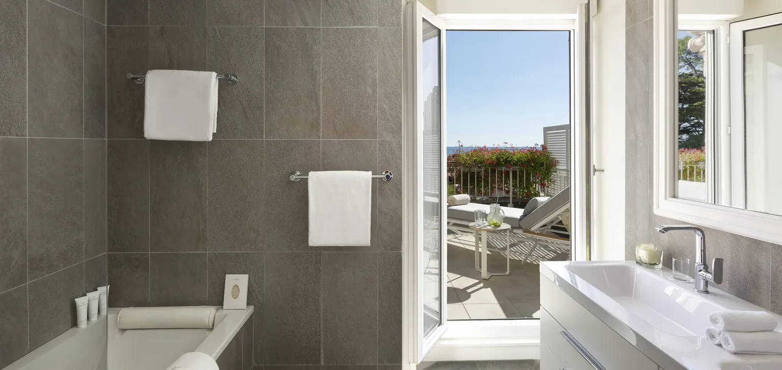 Salle de bain de la Junior Suite Prestige Mer de l'hôtel Le Royal La Baule