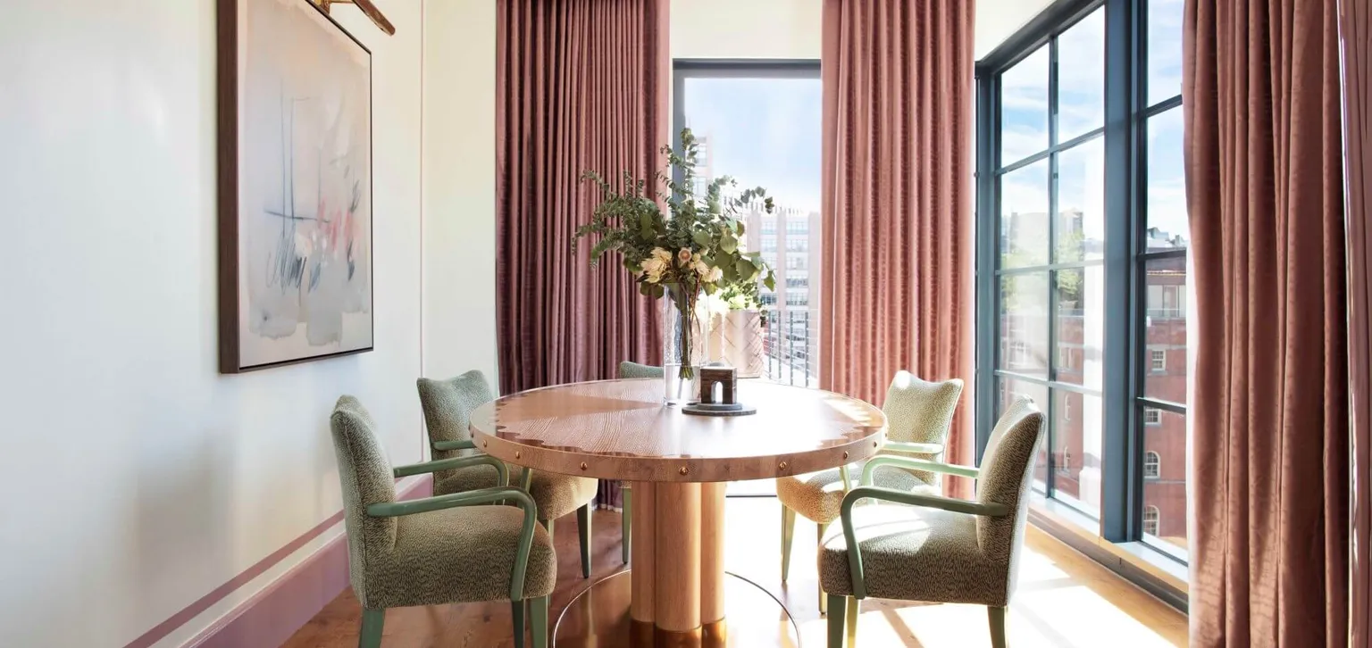 Espace salle à manger de la Fouquet's Corner Terrace Suite de l'hôtel Fouquet's New York