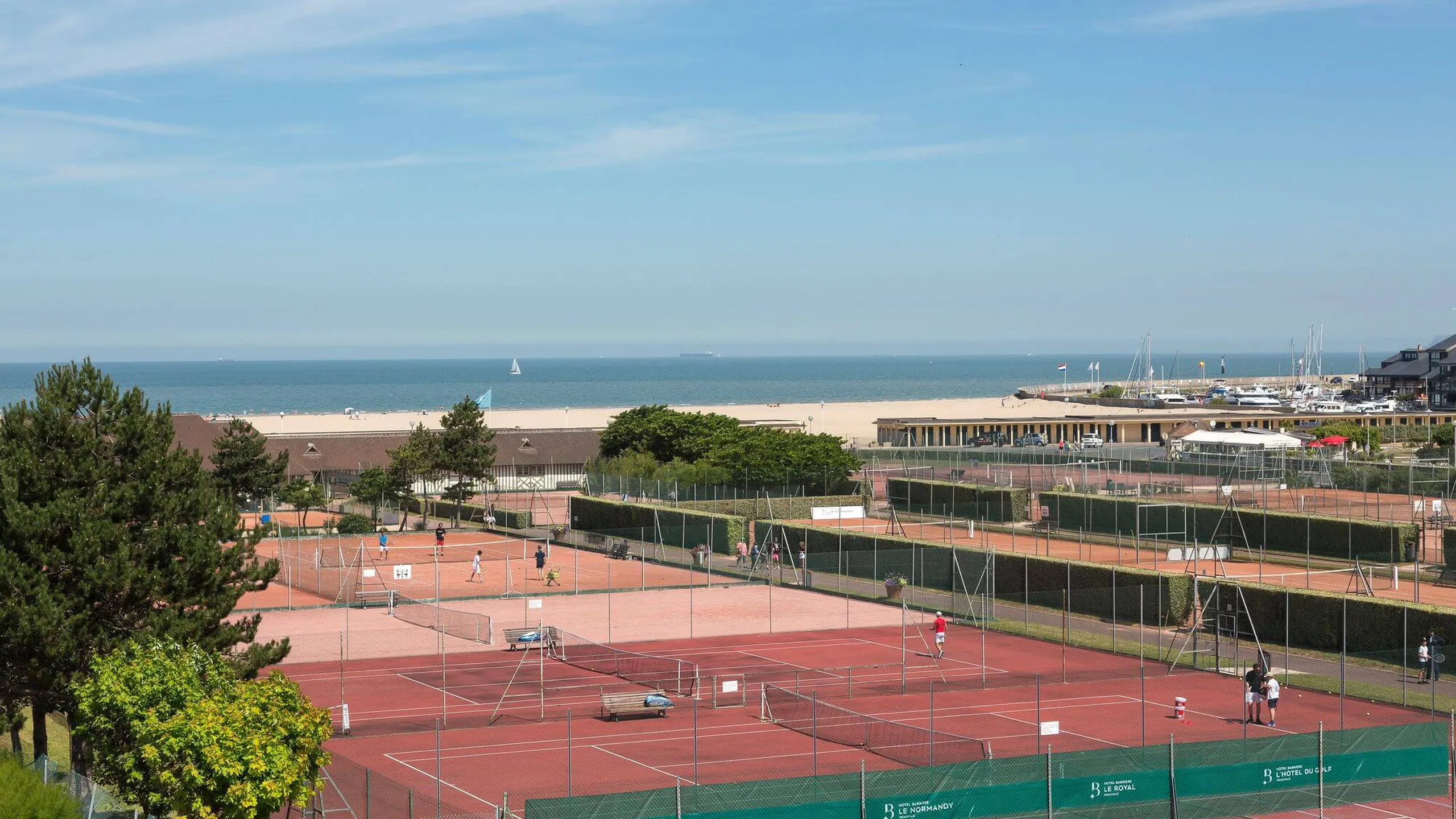 Cours de tennis face à la mer à Deauville