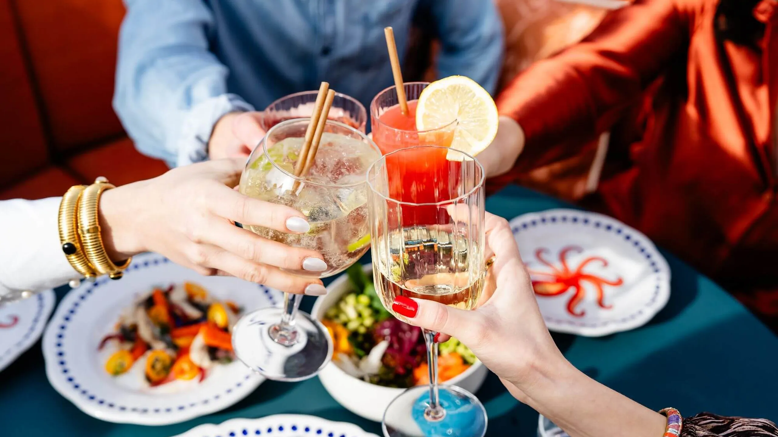 La bar de la mer, verres et mets à table