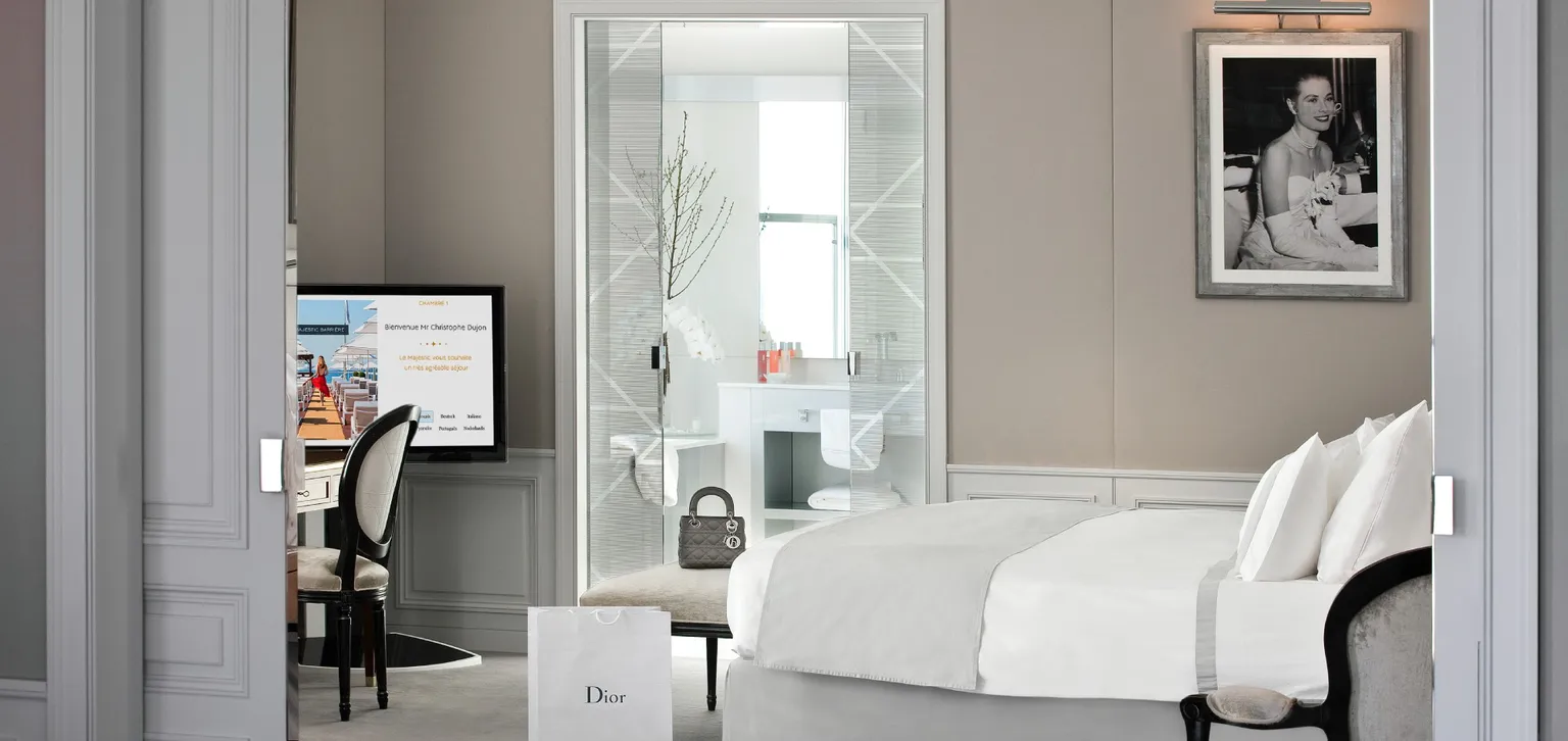 Chambre de la suite Christian Dior à l'hôtel le Majestic à Cannes