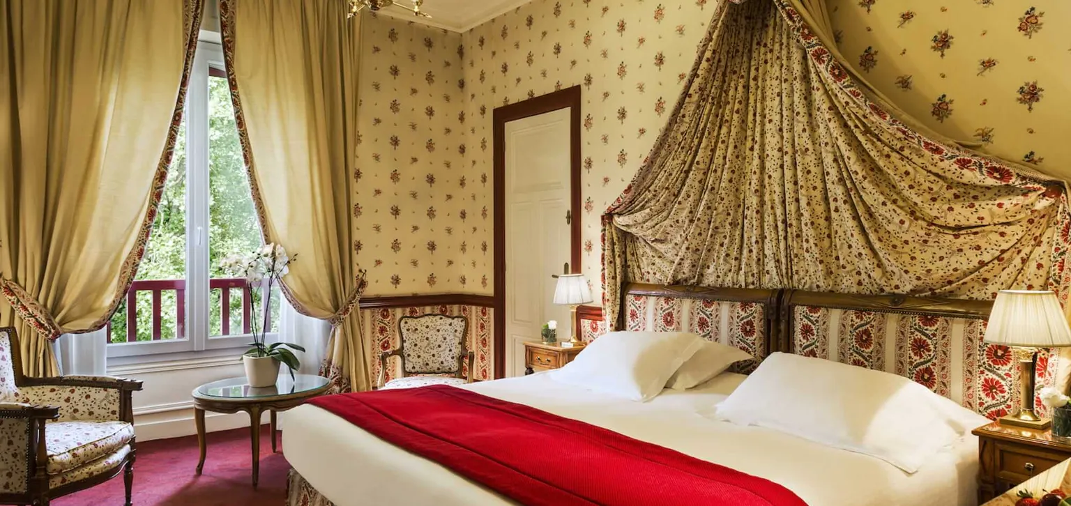 Lit de la chambre supérieure de l'hôtel Le Castel Marie-Louise à La Baule