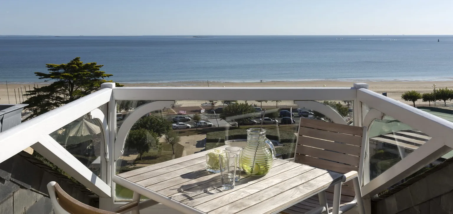 Terrasse avec vue sur la mer de la chambre supérieure Mer de l'hôtel Le Royal La Baule