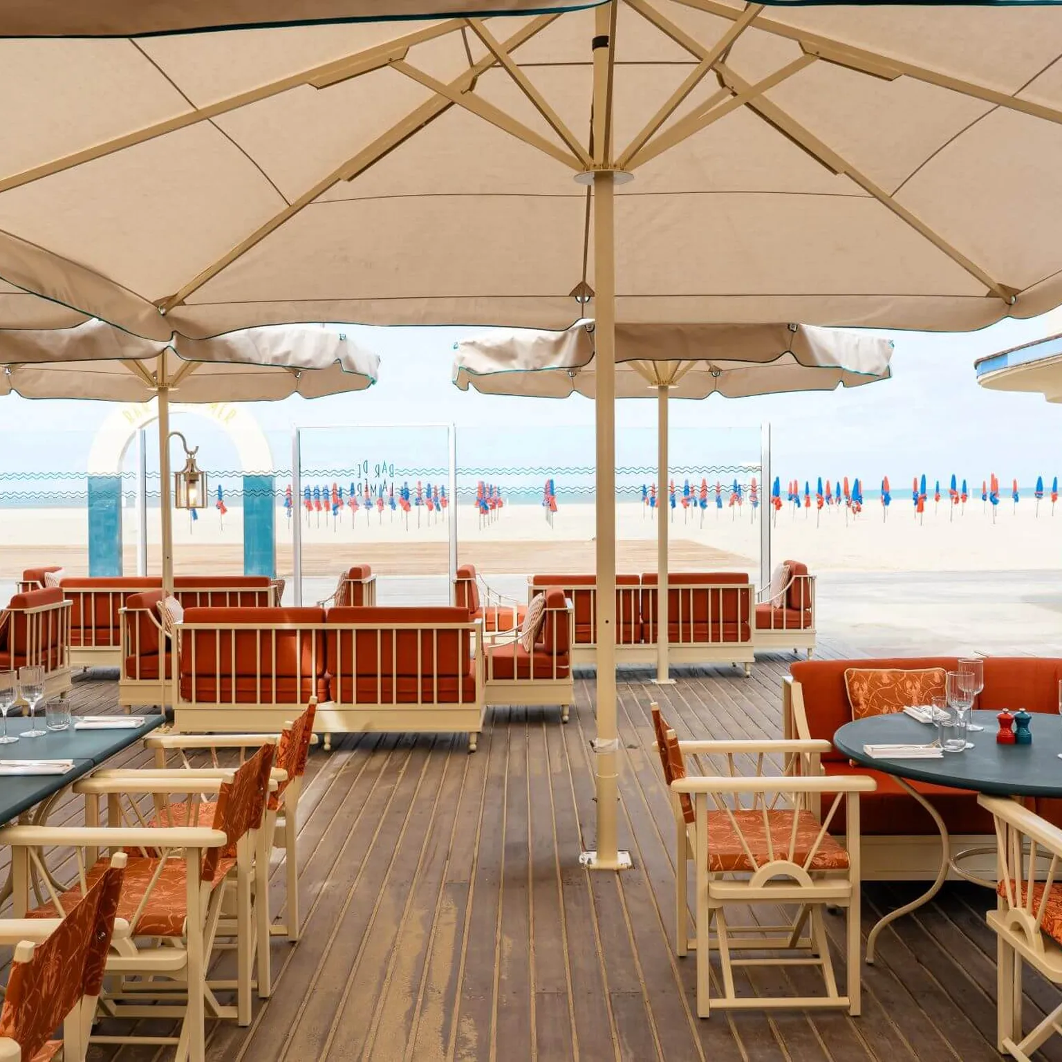 Terrasse face à la mer au Bar de la Mer à Deauville