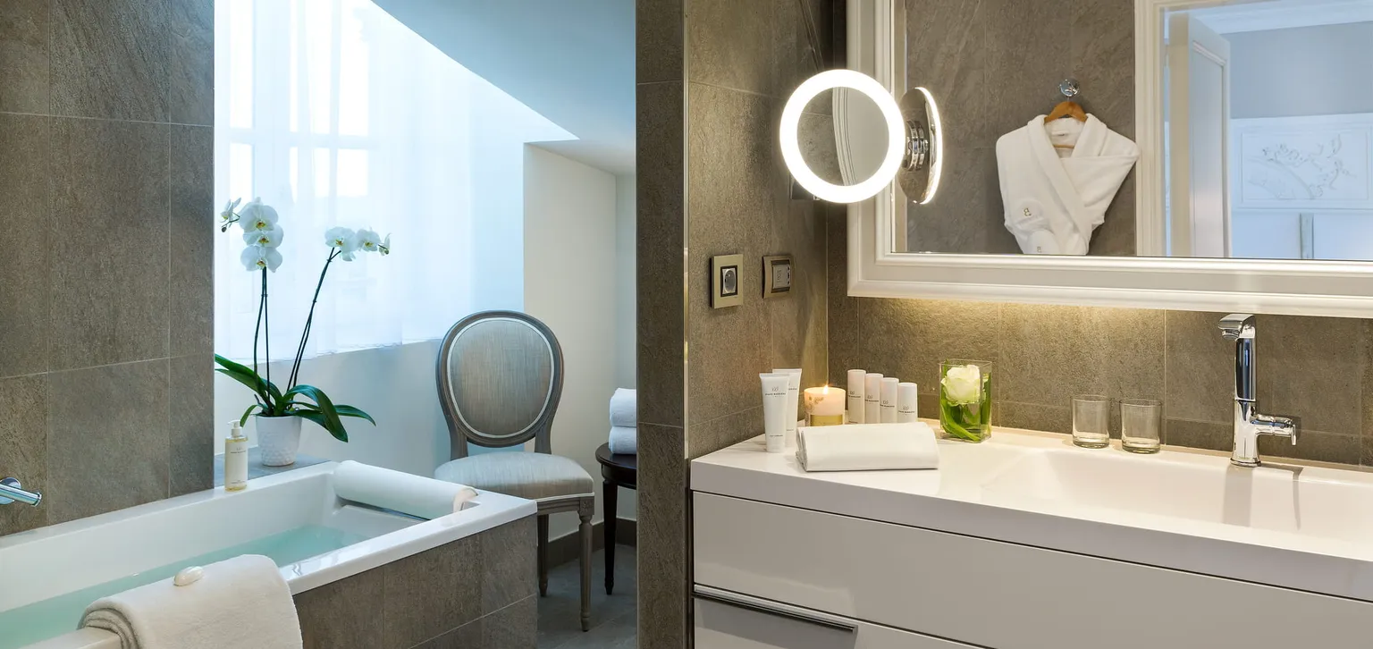 Salle de bain de la chambre Deluxe Mer à l'hôtel Le Royal La Baule
