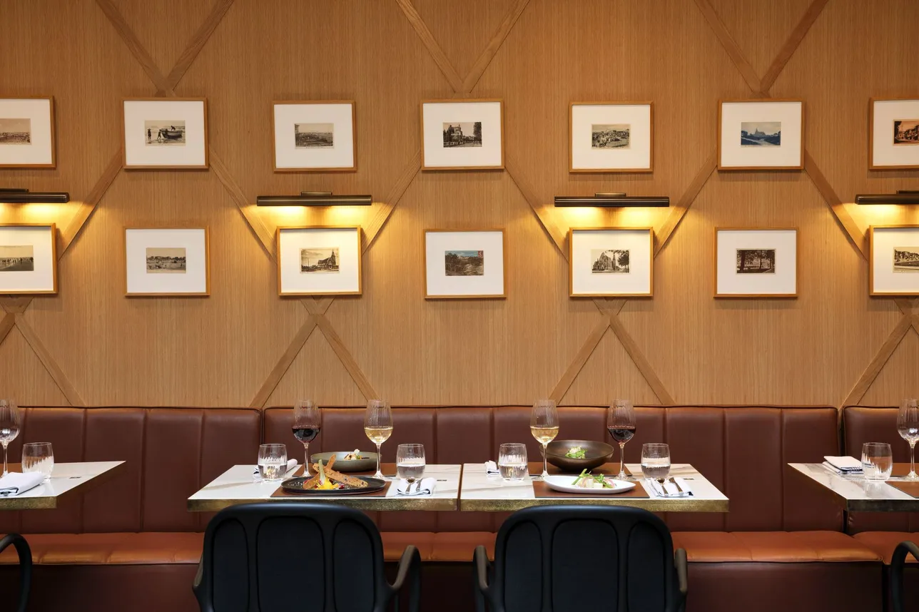 Tableaux au mur dans la salle du restaurant le West à l'hôtel le Westminster au Touquet