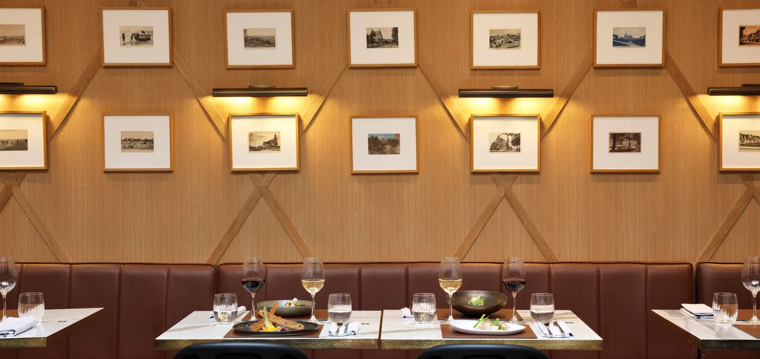Tableaux au mur dans la salle du restaurant le West à l'hôtel le Westminster au Touquet