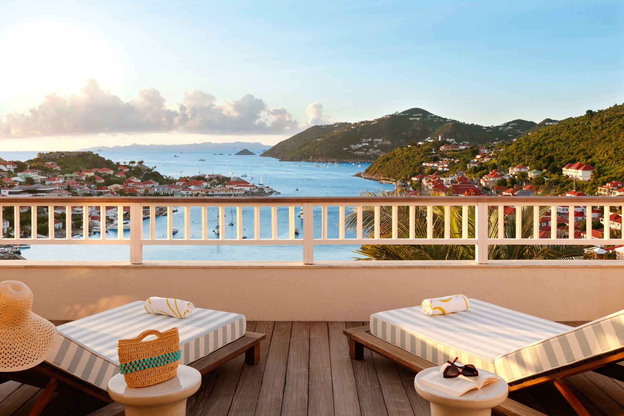 Terraza del hotel Fouquet’s Saint-Barth con vista al mar