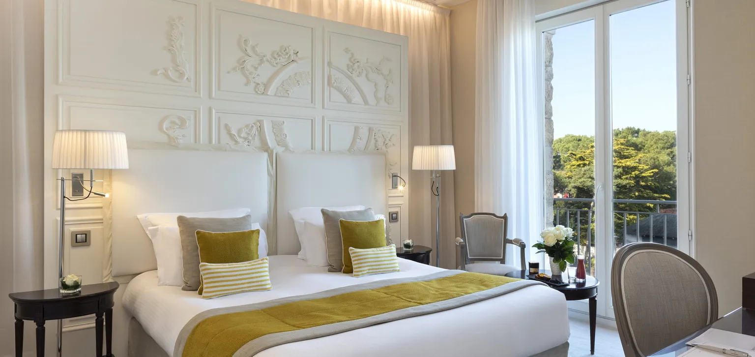 Coin nuit de la chambre supérieure de l'hôtel Le Royal la Baule