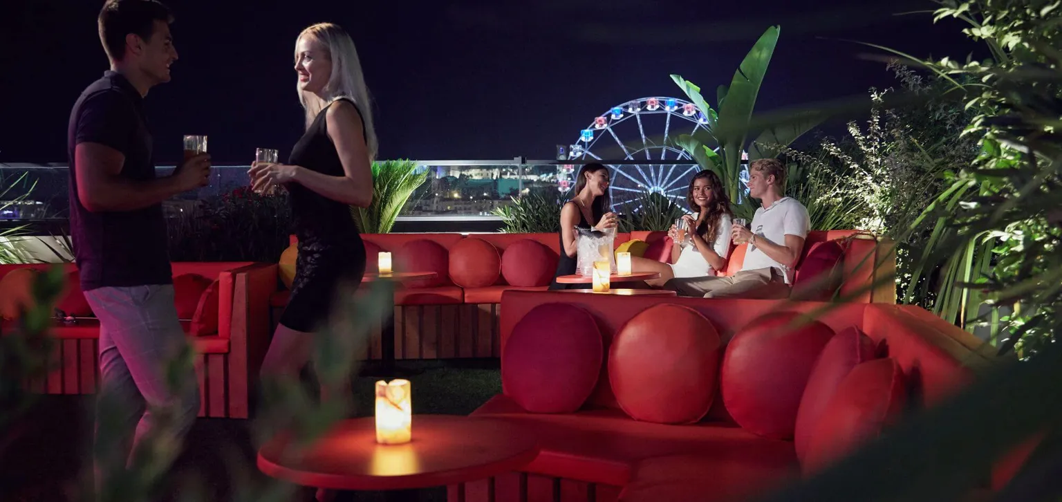 Terrasse du club Bisous Bisous à Cannes