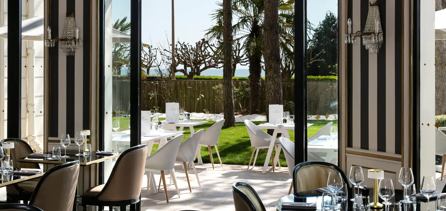 Vue sur le jardin à La Terrasse, restaurant de l'Hermitage