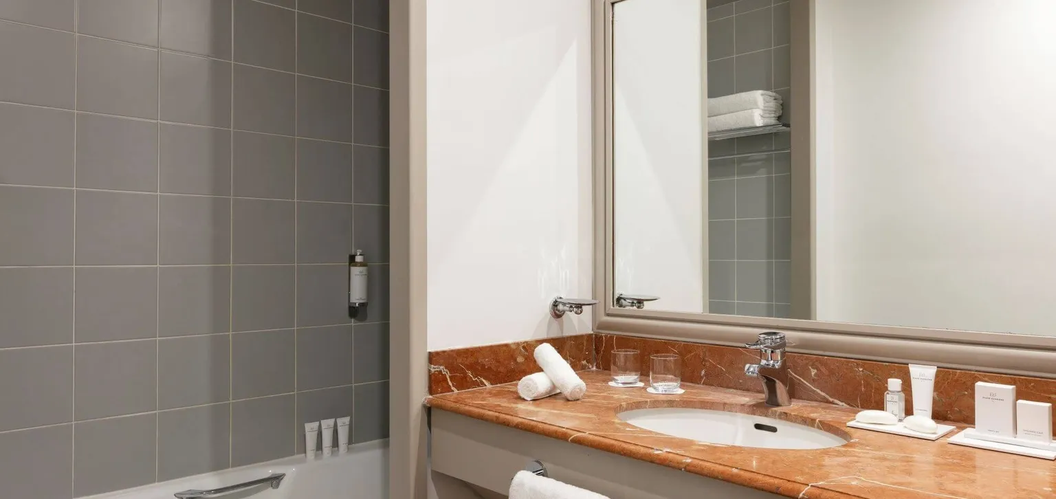 Enghien-les-bains Le Grand Hôtel salle de bain de la chambre Deluxe côté lac