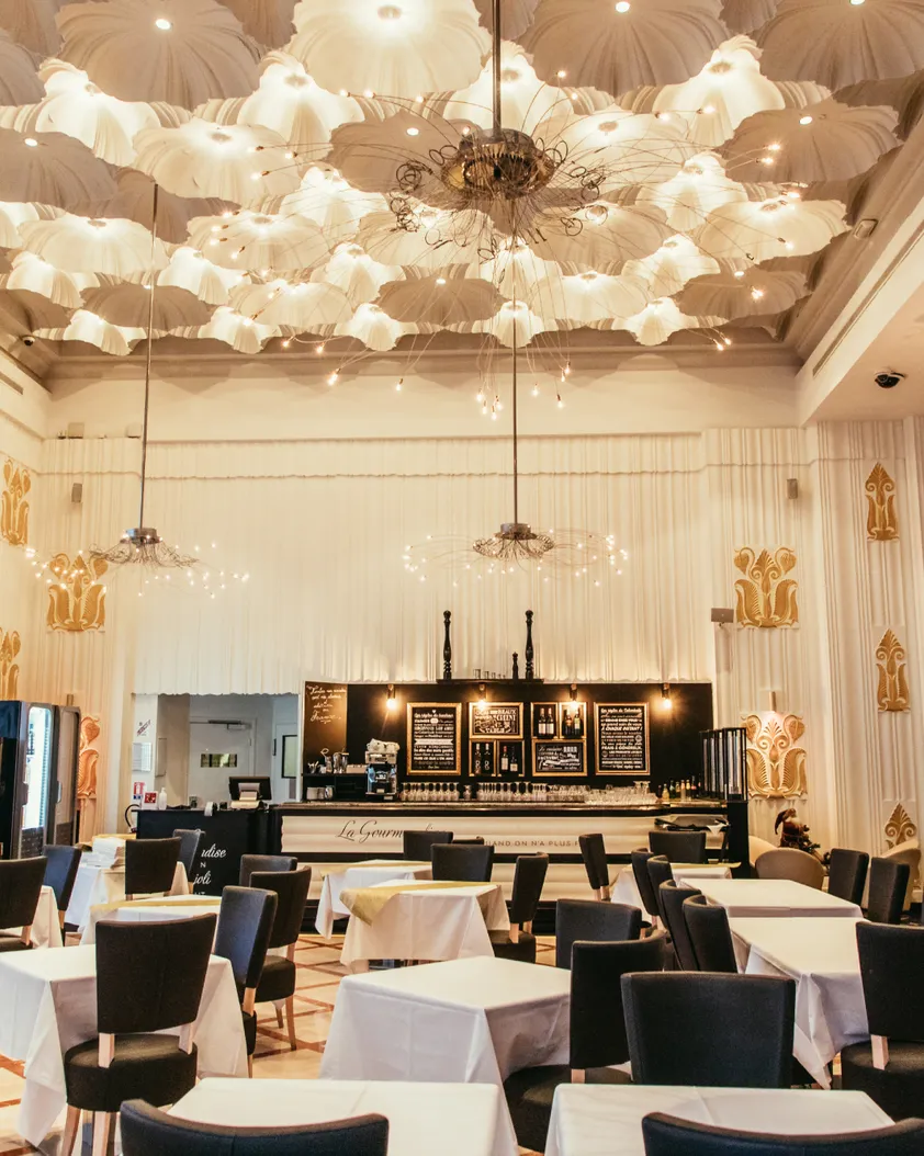 Intérieur du restaurant Le Colombale au Casino Barrière Menton