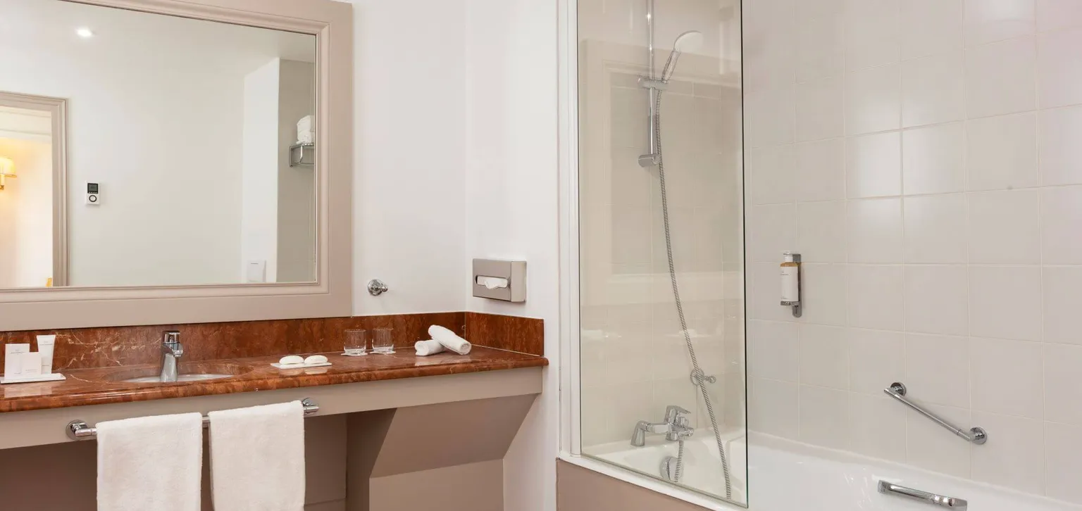 Enghien-les-bains Le Grand Hôtel salle de bain de la Junior Suite