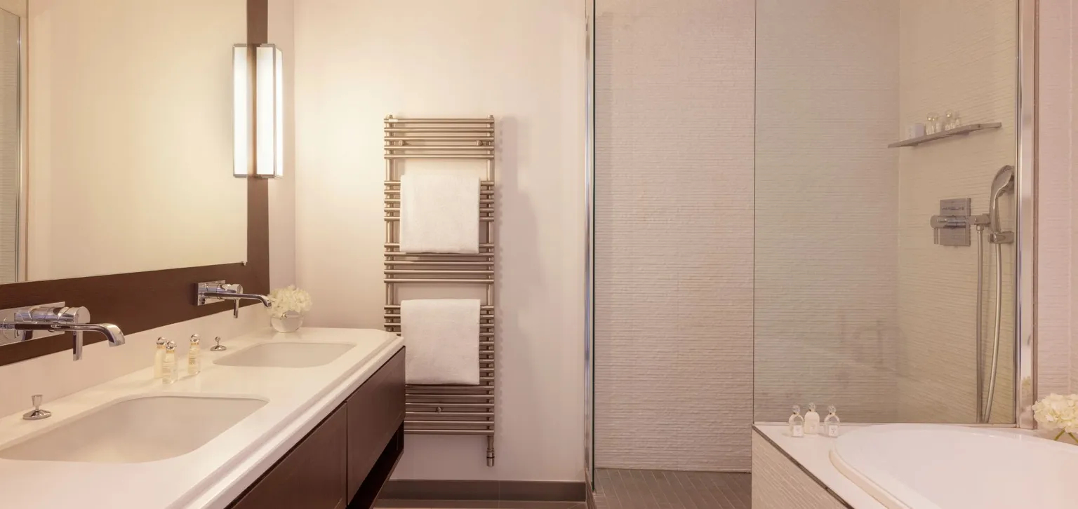 Salle de bain de la suite junior liz taylor à l'hôtel le royal à deauville