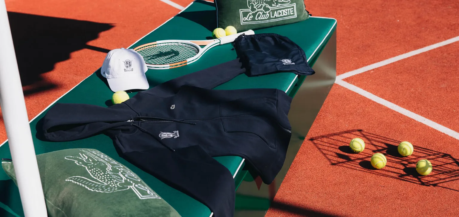 Tennis, banc, raquette et balles Lacoste