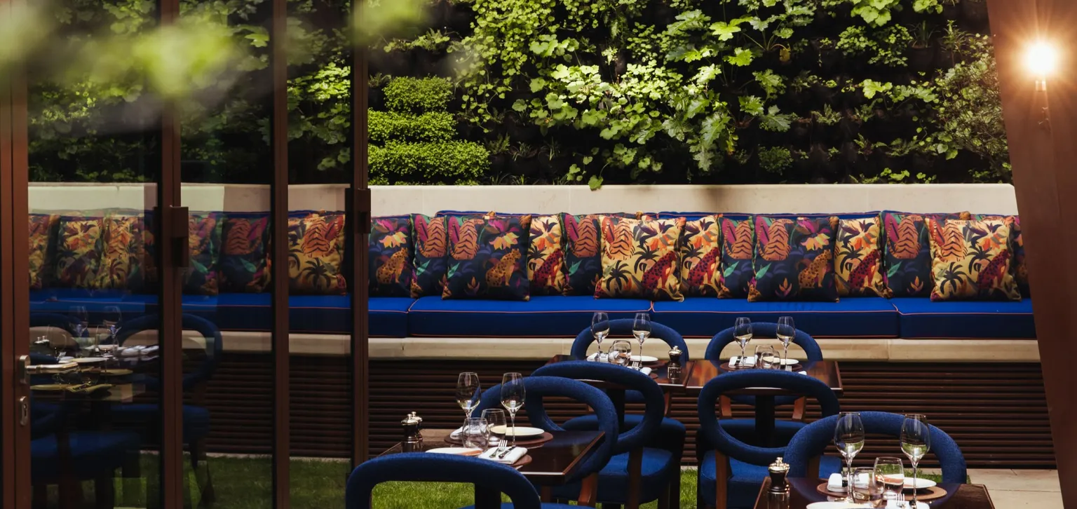 paris-mbv-frida-restaurant-terrasse-plan-large-table