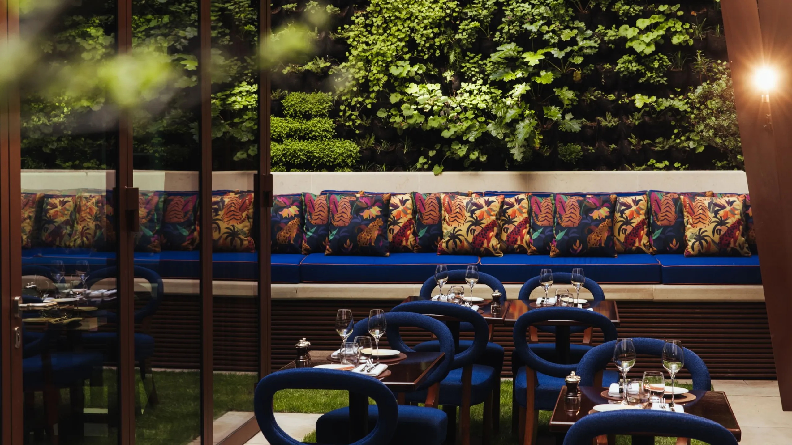 paris-mbv-frida-restaurant-terrasse-plan-large-table