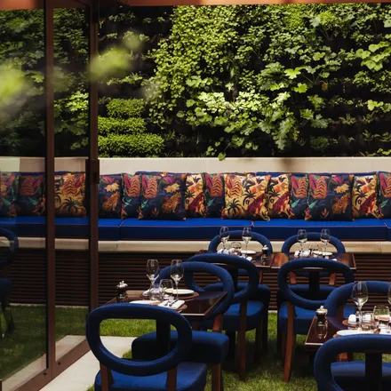 paris-mbv-frida-restaurant-terrasse-plan-large-table