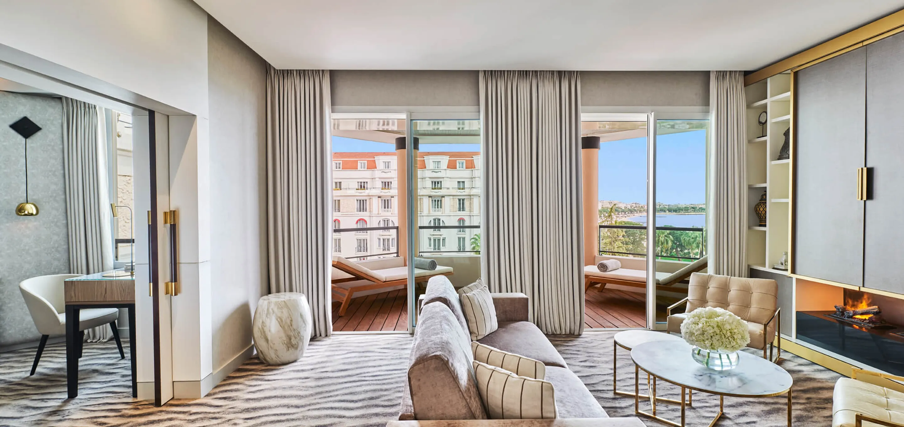Suite prestige terrasse vue mer salon Hôtel Majestic Cannes