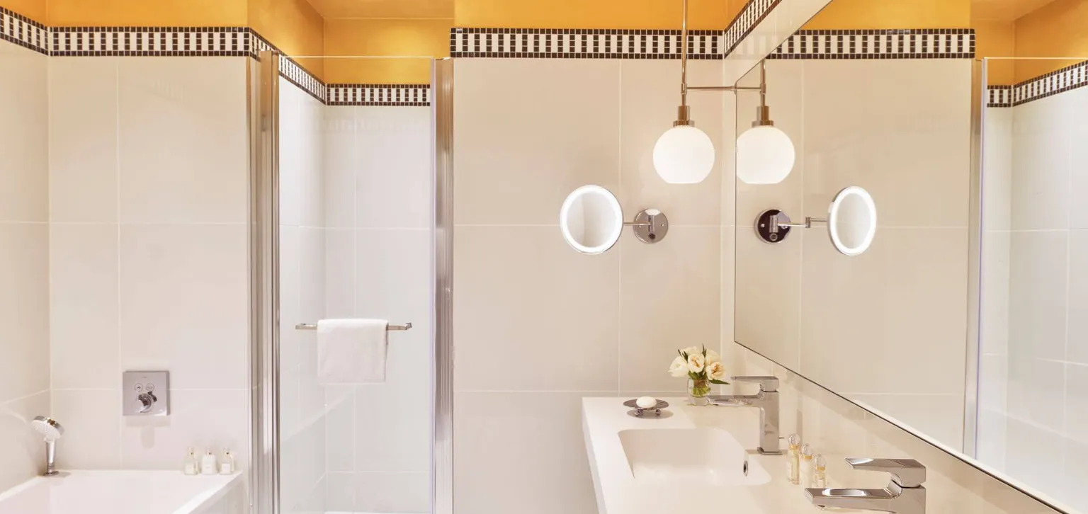 Baignoire et douche de la Chambre Prestige de l'hôtel Westminster au Touquet