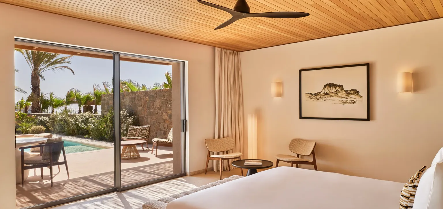 Junior Suite Paraga Piscine Privée, Vue Mer - Chambre, lit - Fouquet's Mykonos