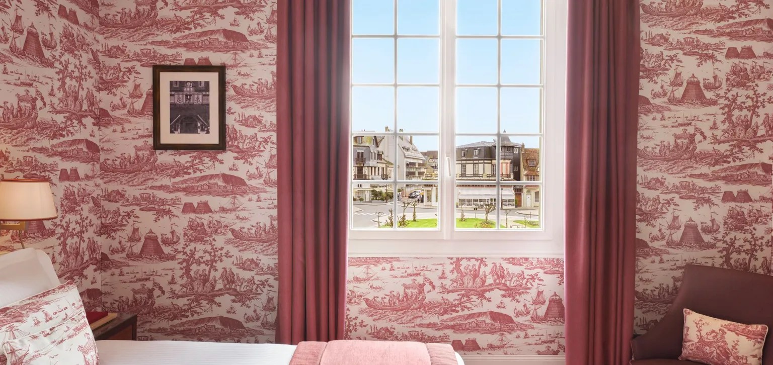 Chambre de la chambre deluxe à l'hôtel le Normandy à Deauville