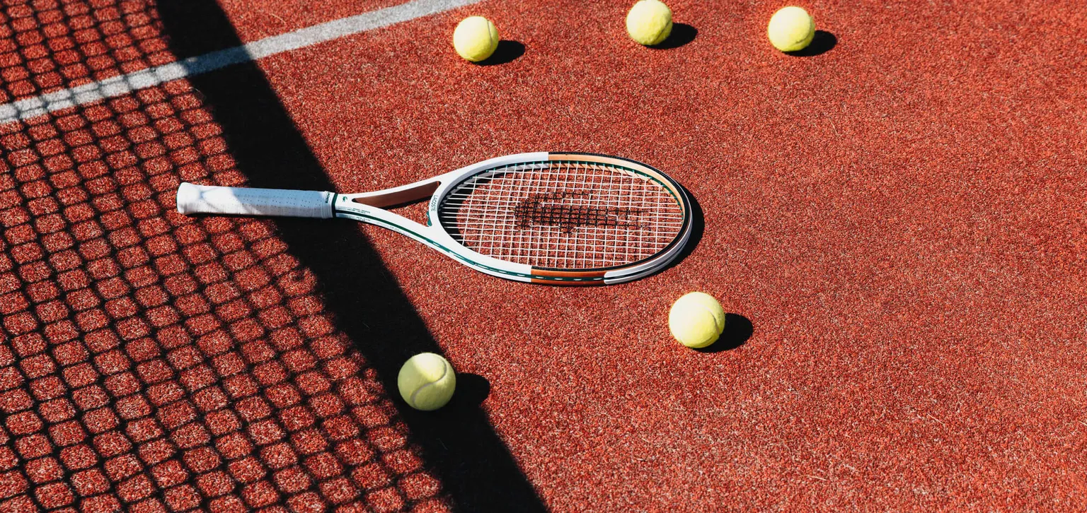Raquette et balles de tennis