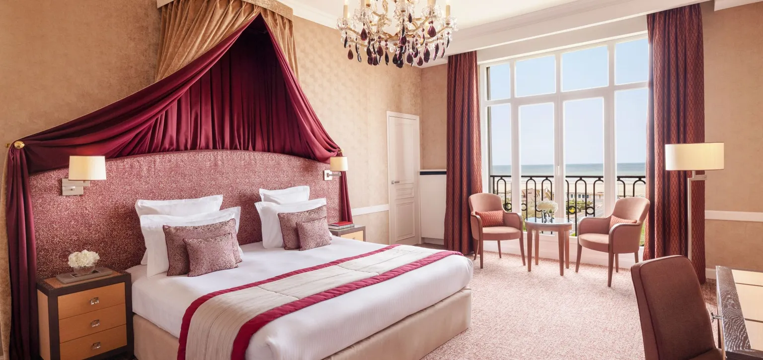 Chambre de la chambre prestige mer à l'hôtel le royal à deauville
