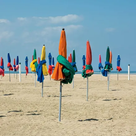 Les parasols de Deauville sur la plage