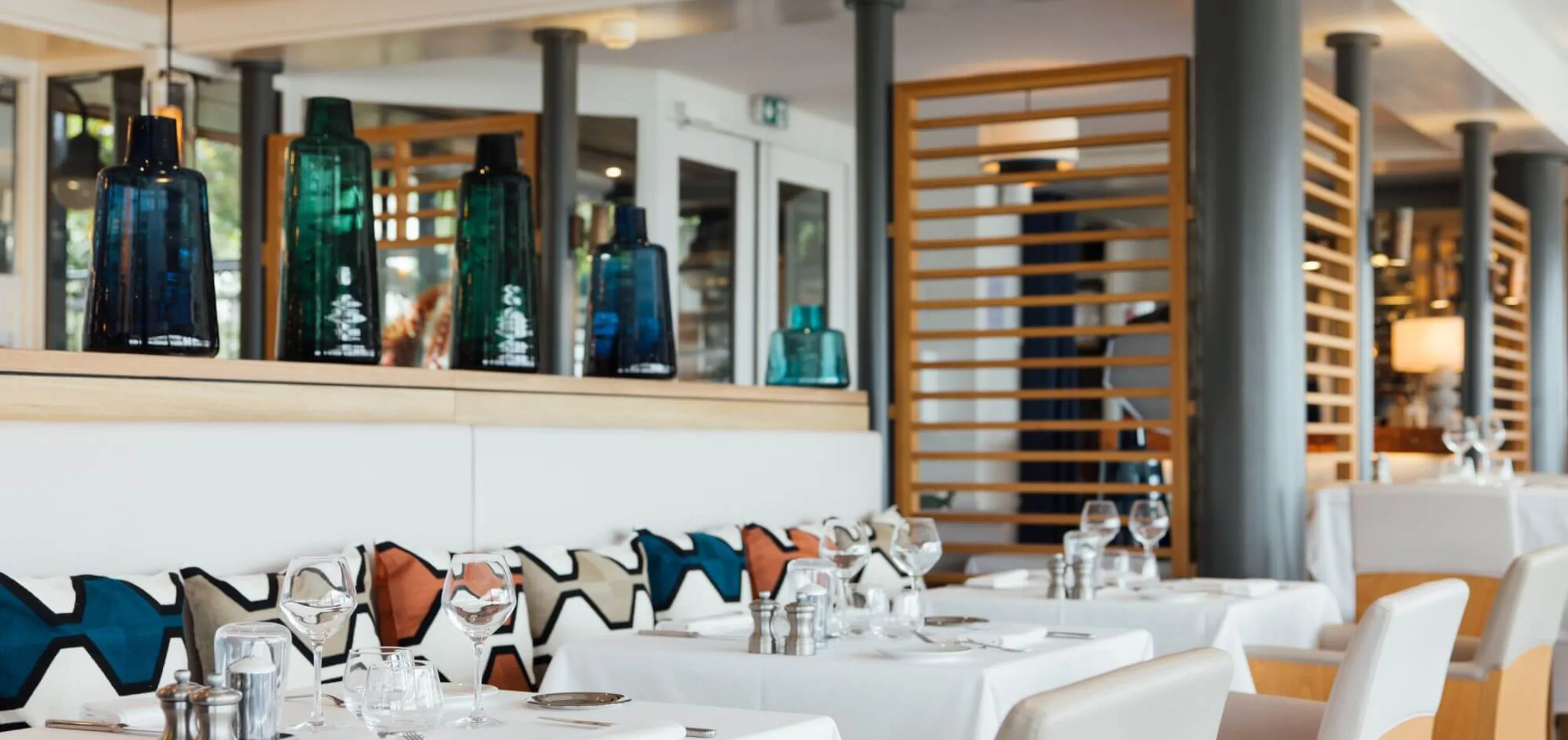 Tables intérieur à l'Eden beach à la Baule