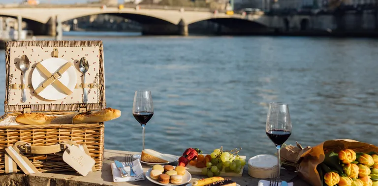 Weekend en amoureux paris picnic seine