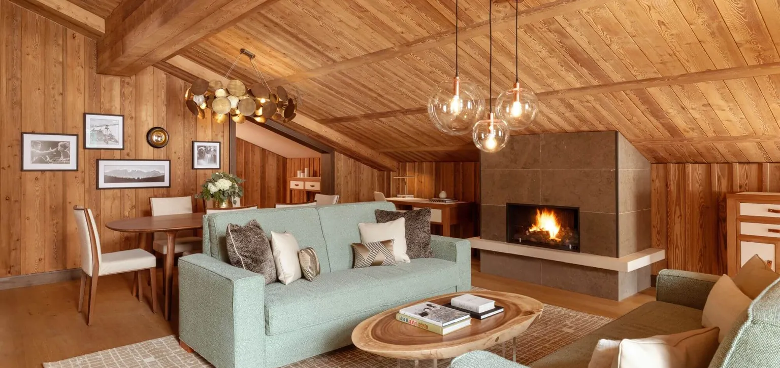 Suite Prestige canapé et cheminée à l'hôtel Barrière Les Neiges Courchevel