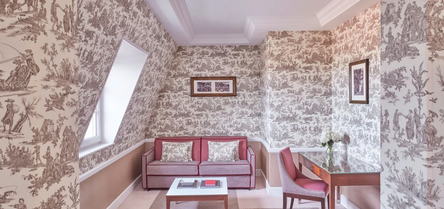 Salon de la junior suite prestige mer de l'hôtel le Normandy à Deauville