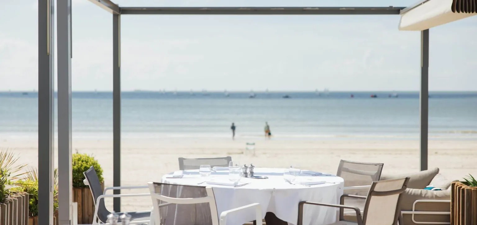 Eden beach table sur la terrasse