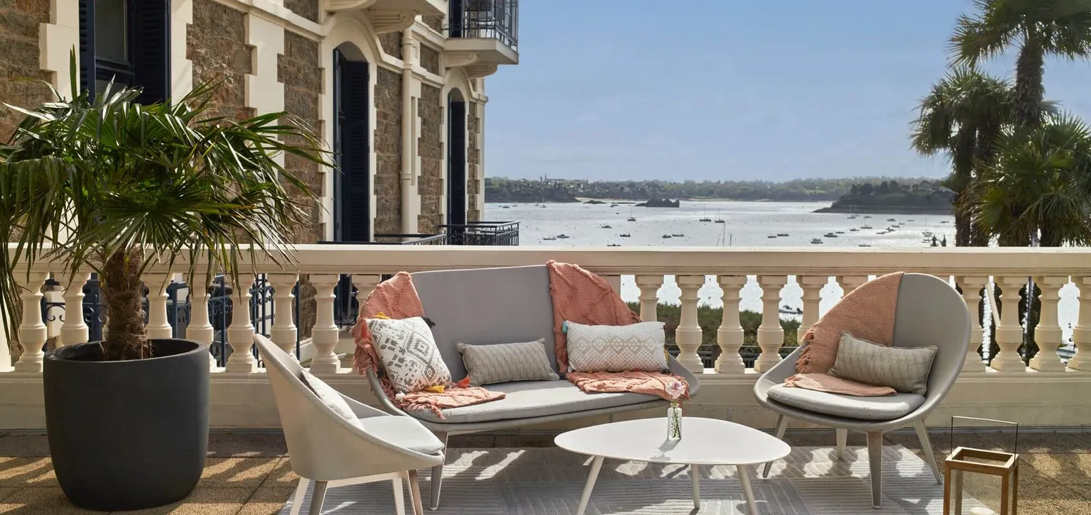 Fauteuils sur la terrasse du 333 café du grand hôtel de Dinard