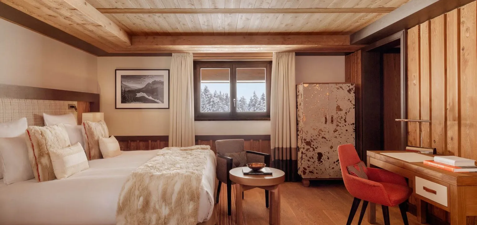 Courchevel Les Neiges Chambres supérieure chaise rouge