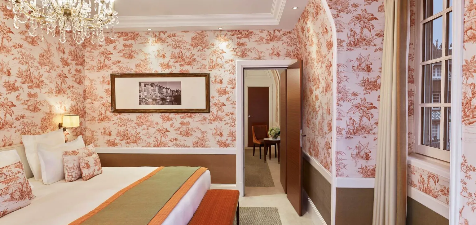 Coin nuit de la Suite Deluxe de l'hôtel Normandy à Deauville