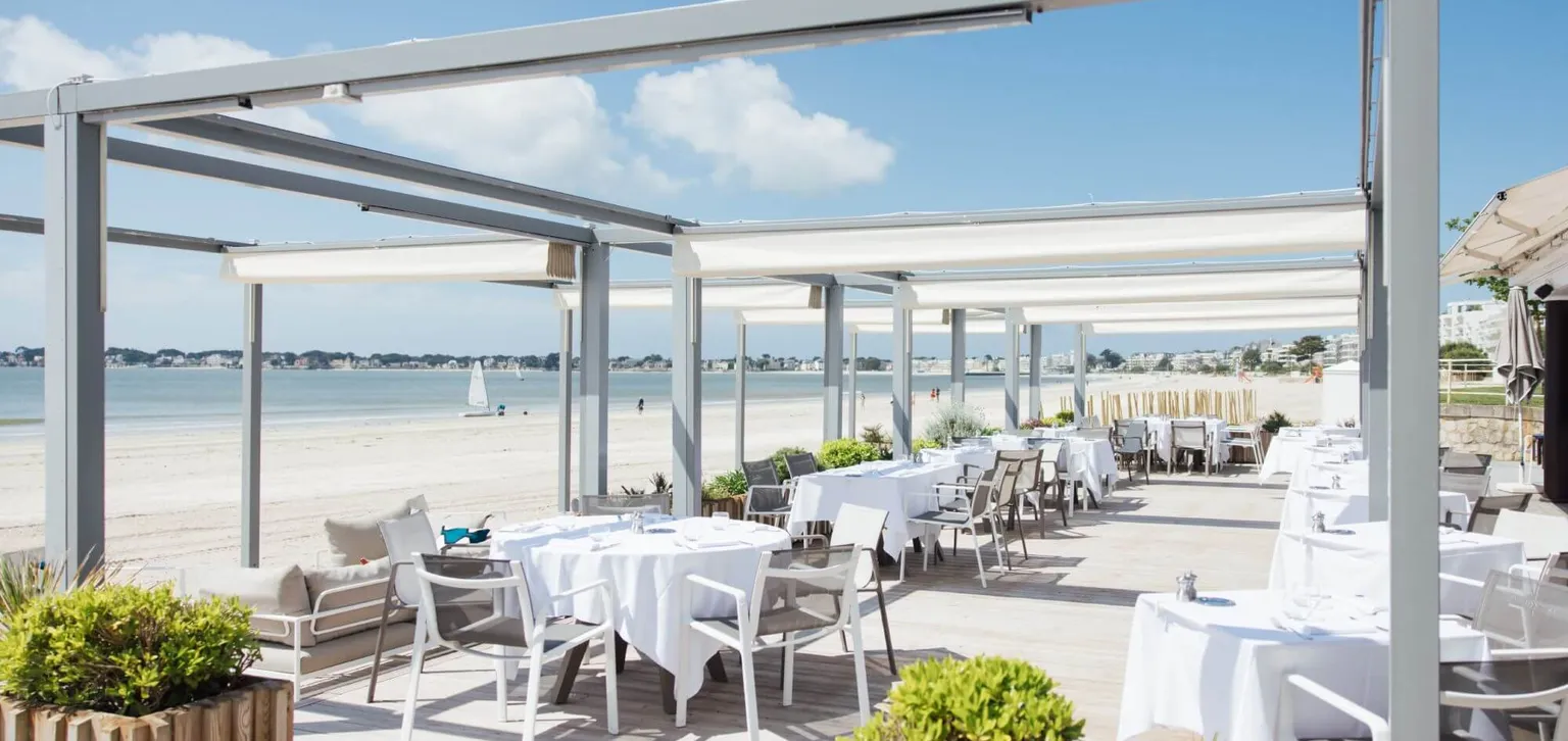 Terrasse face à la mer de l'Eden Beach à La Baule