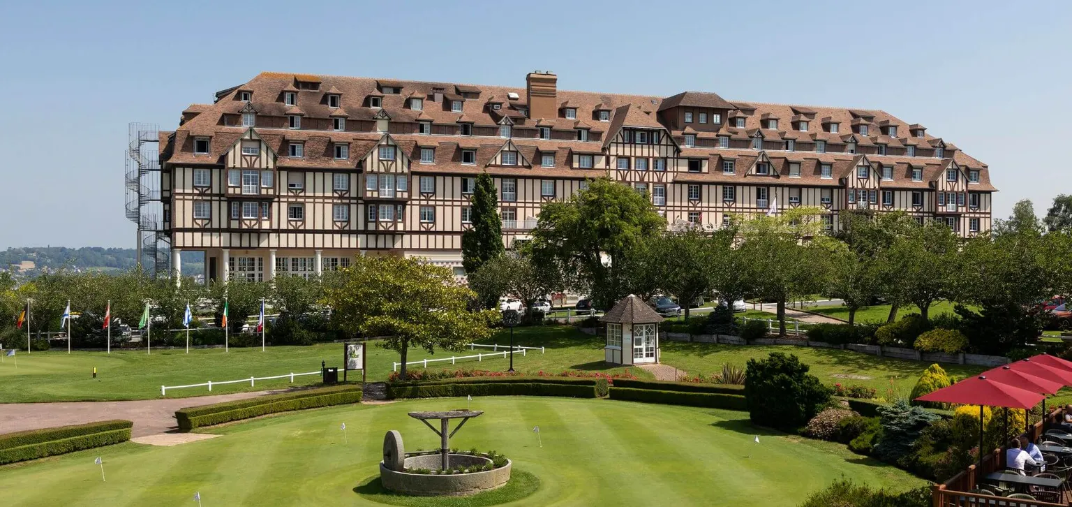 Façade de l'hôtel du Golf Barrière à Deauville