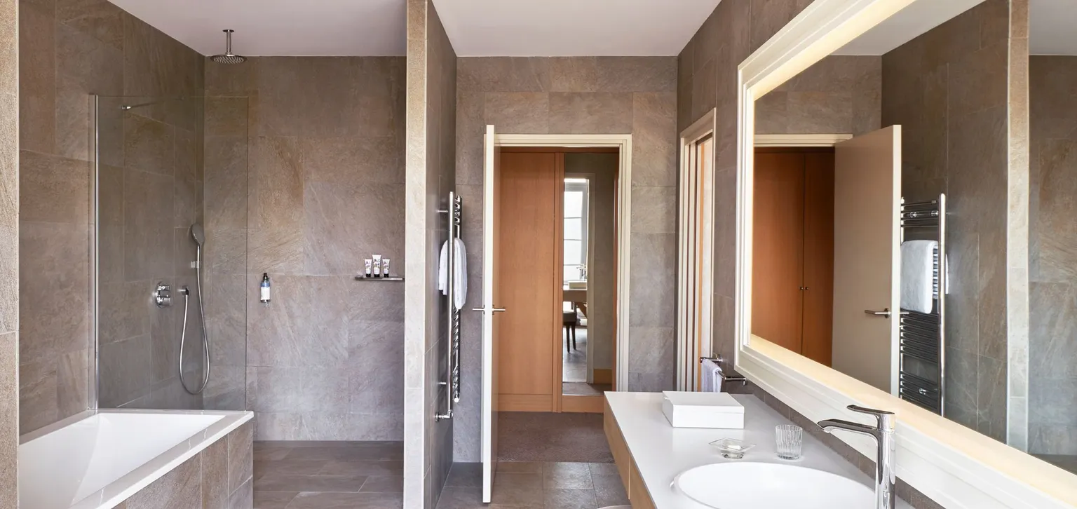 Deluxe suite terrasse à l'hôtel du Golf à Deauville avec vue sur salle de bain