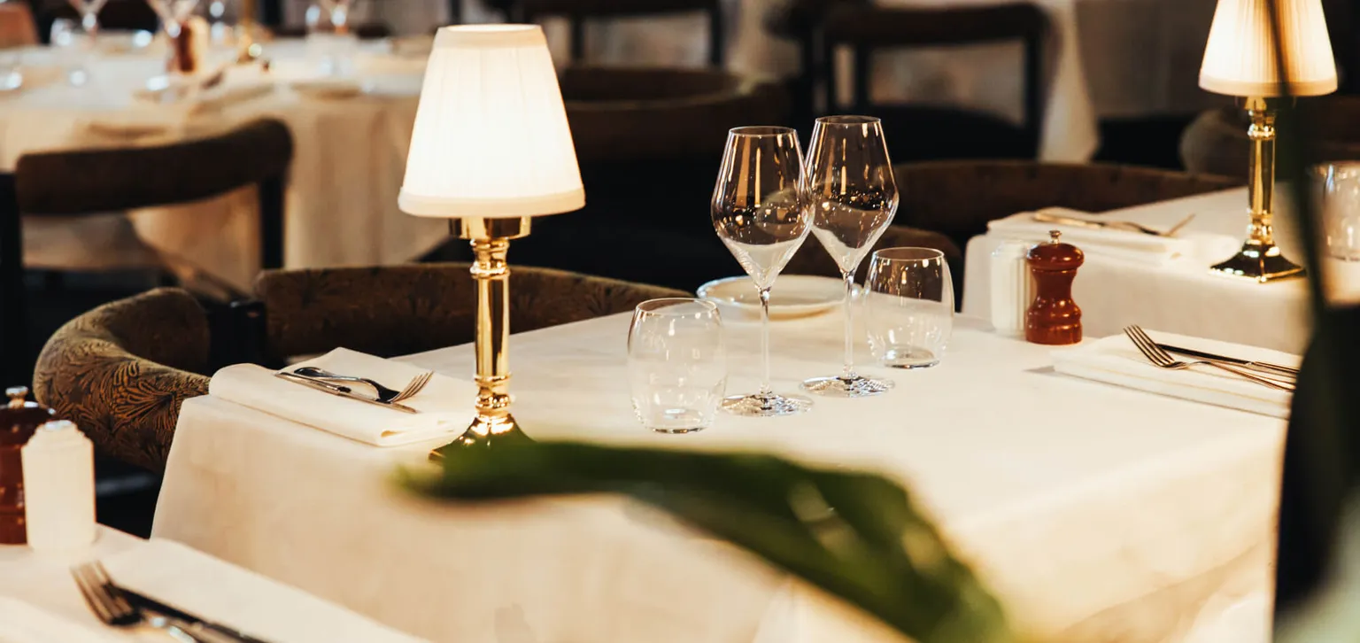 Table dréssée au restaurant Le Baccara