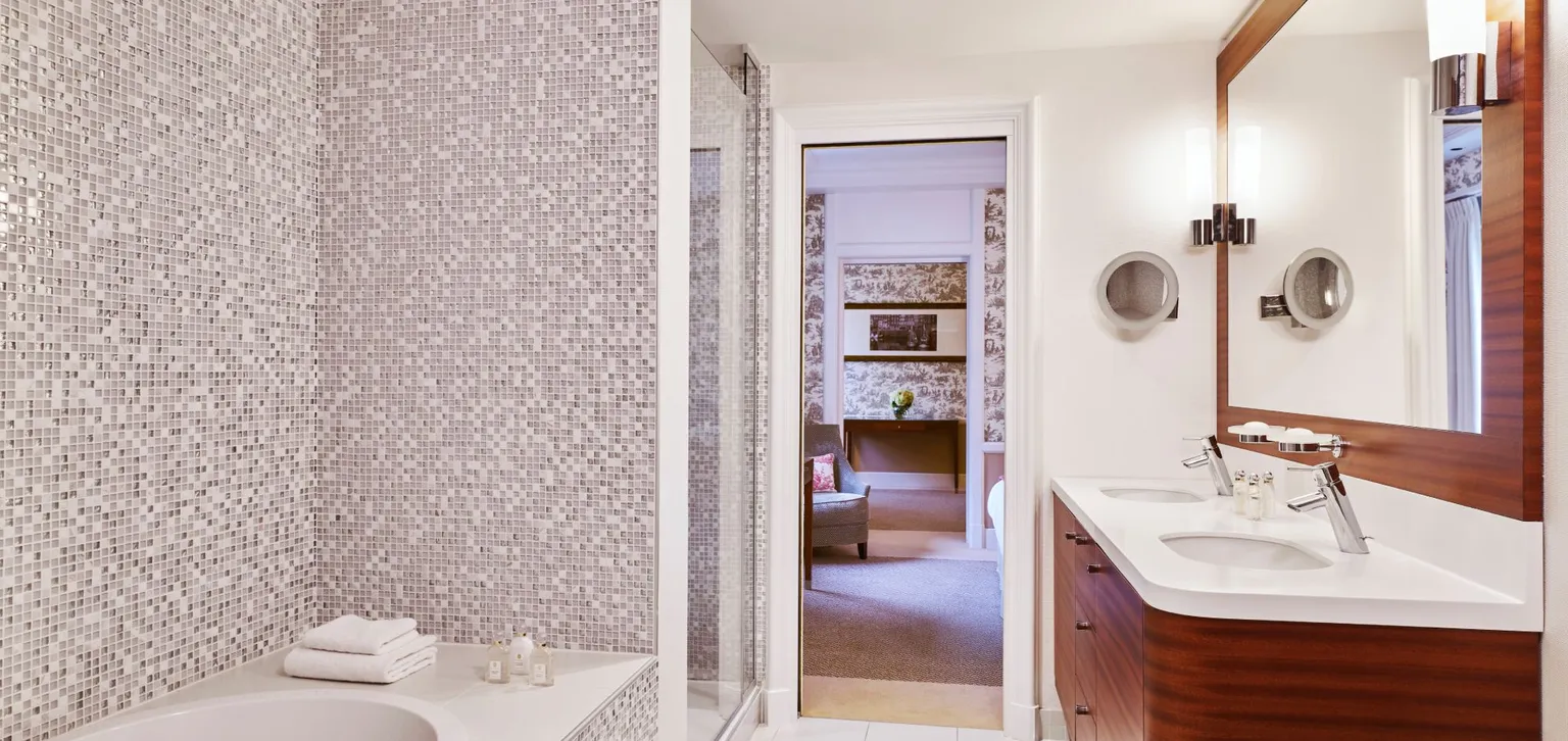 Salle de bain de la junior suite prestige à l'hôtel le Normandy à Deauville