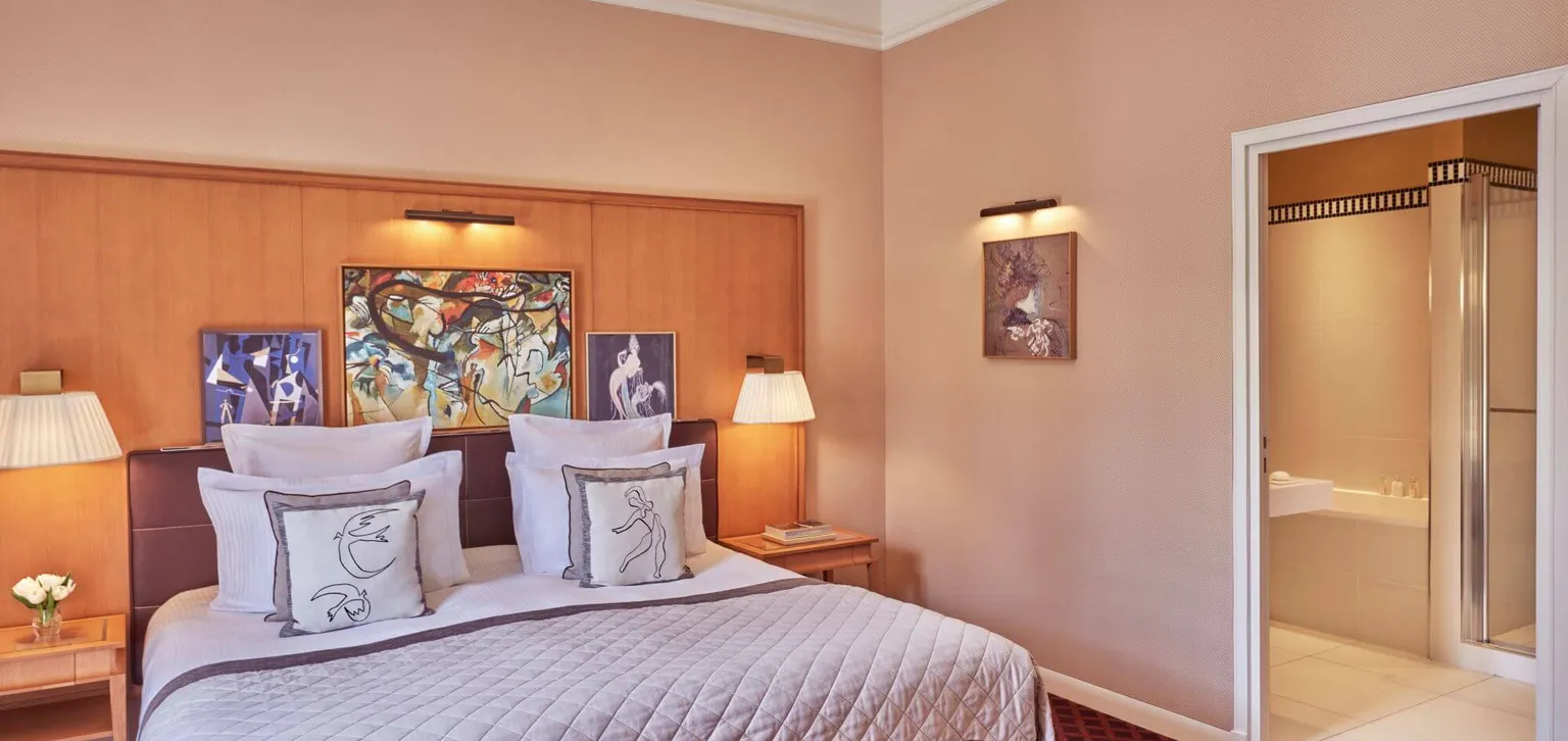 Espace nuit de la Junior Suite Prestige Rouge Basque de l'hôtel Westminster au Touquet